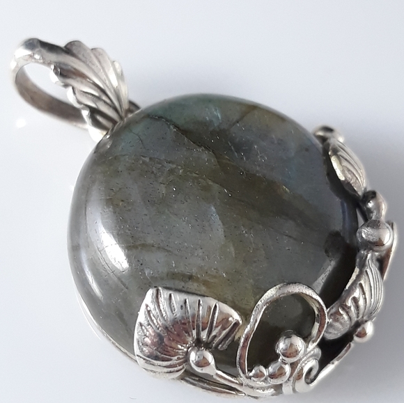 Spectrolite Labradorite Pendant - Picture 4 of 9